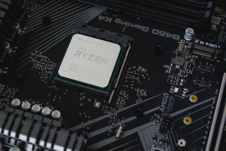 AMD Ryzen 9800X3D работи на 5.6 GHz: това ли е процесорът, който ще изхвърли Intel от РС гейминга?