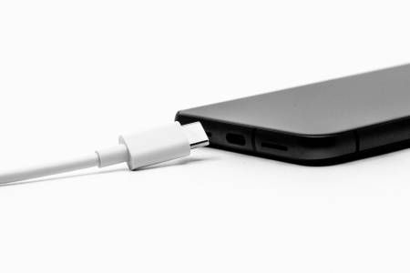 Тази USB-C джаджа зарежда едновременно 10 устройства