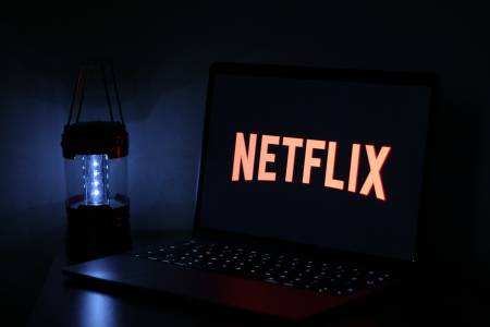 Създаден с ИИ постер на нов сериал на Netflix си навлече гнева на наблюдателните фенове