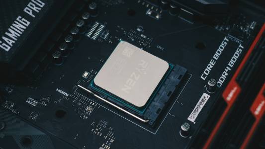 Под успешния геймърски процесор Ryzen 7 9800X3D всъщност се крие доста силициев пълнеж