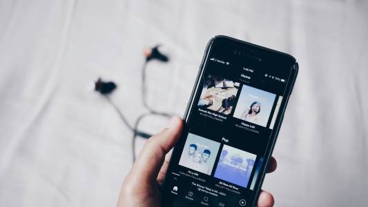 С новия план на Spotify ще се превърнете в диджей с помощта на изкуствен интелект