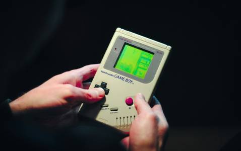 Retroid възражда дизайна на Game Boy с нова цветна портативна конзола