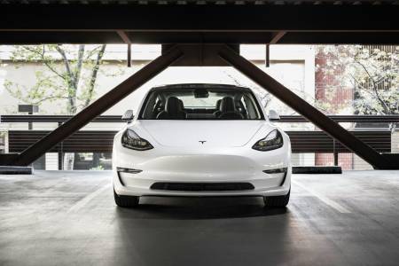 Инвеститорите на Tesla масово гледат негативно на политическите изяви на Мъск