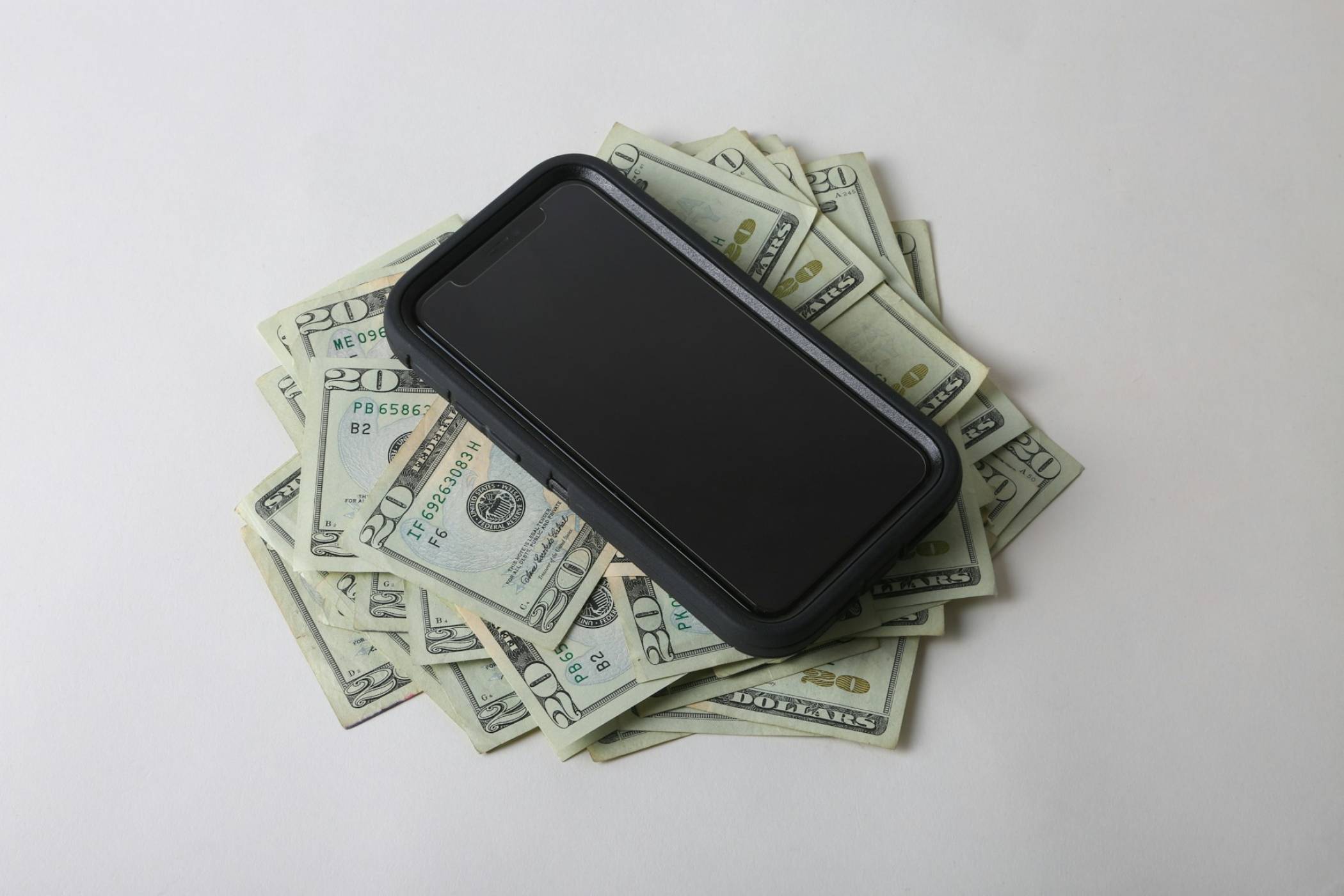 Следващият iPhone може да струва до 2300 долара заради тарифите на Тръмп