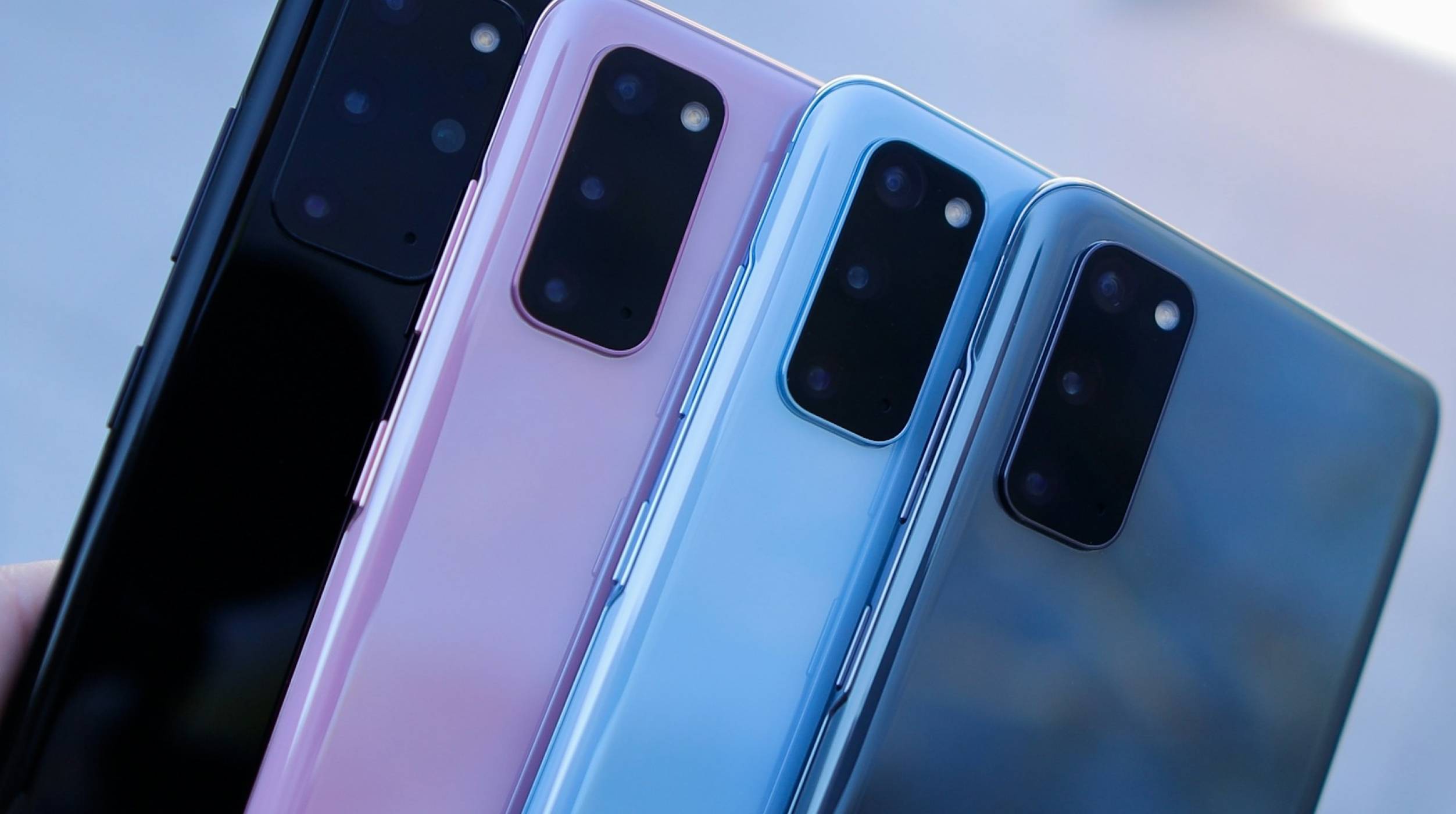Най-новият телефон на Samsung дава ново измерение за дълголетие със 7 години актуализации и сменяема батерия