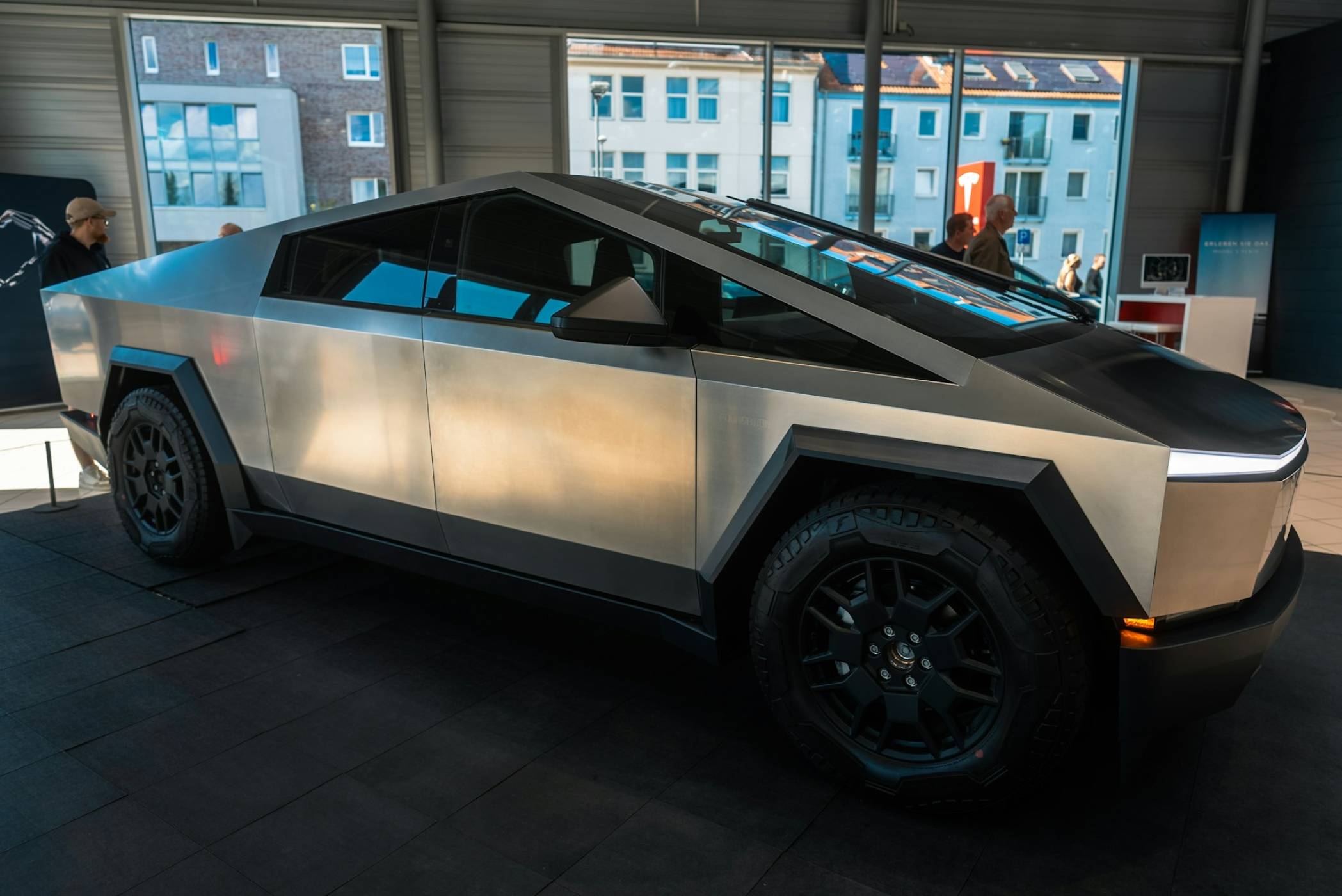 Няма да повярвате колко струва ремонтът на Tesla Cybertruck след сблъсък със скромен седан