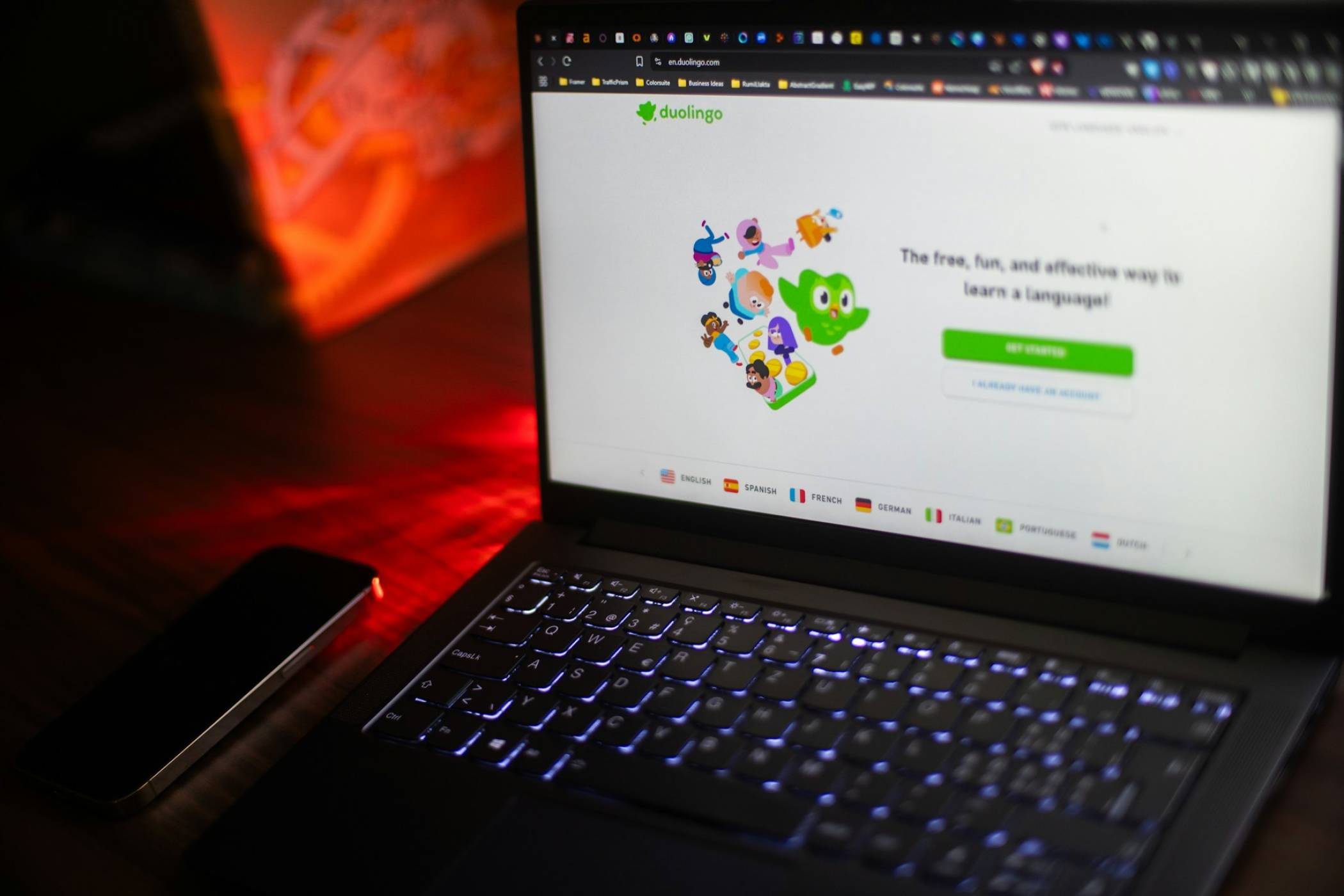 Duolingo започва частично да заменя служителите си с изкуствен интелект