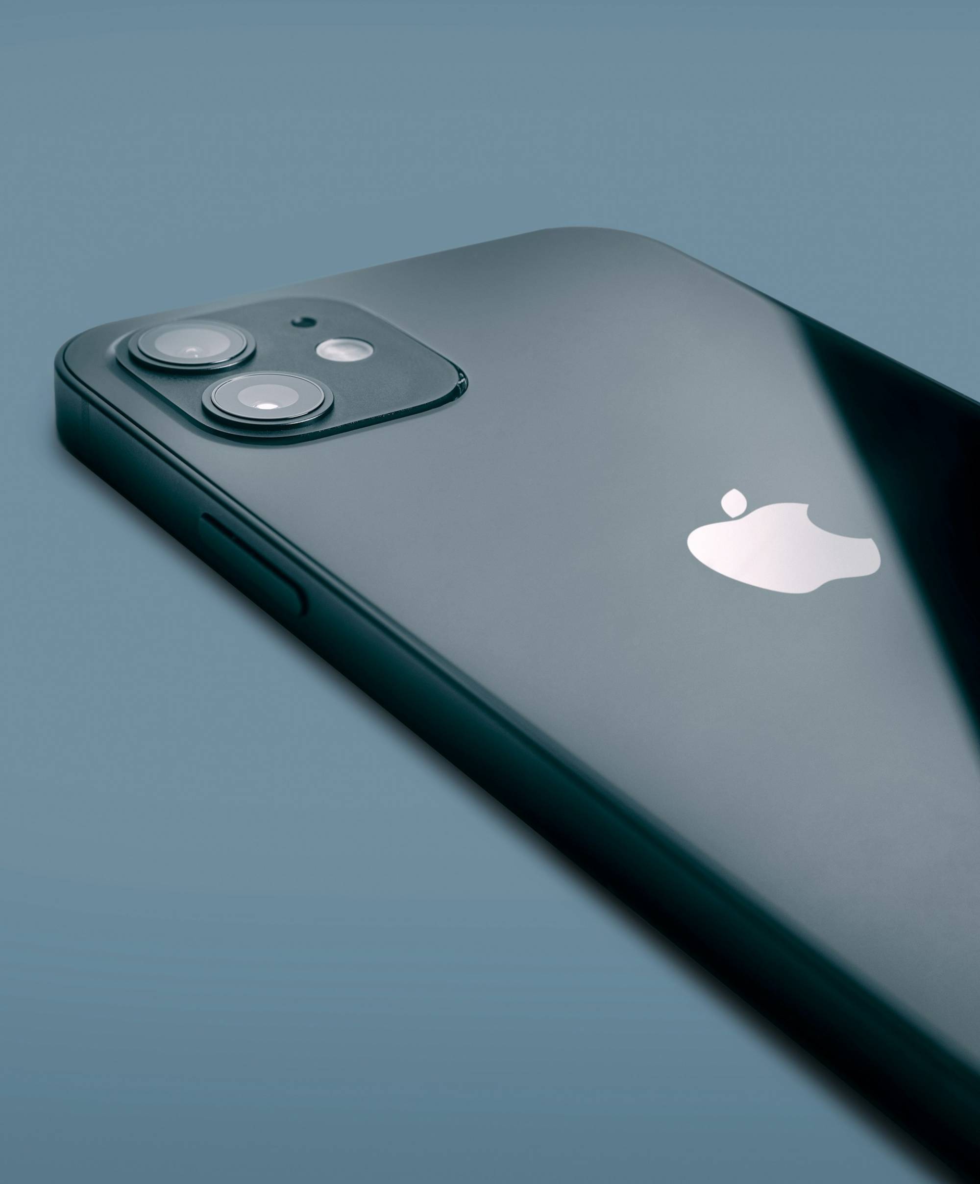 Apple предупреди iPhone потребителите в 100 държави за опасен код, който краде данни