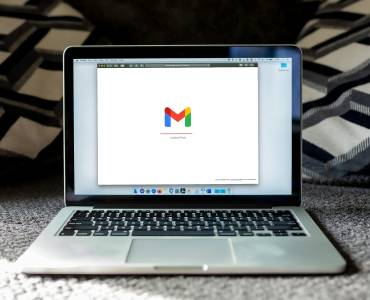 Вече може да реагирате и отговаряте с емоджита на писма в Gmail
