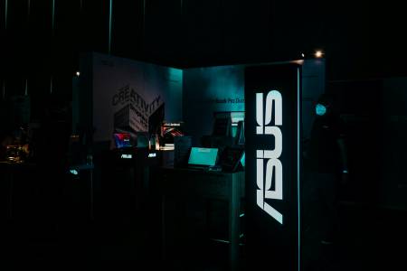 Видеокартите вече са толкова тежки, че Asus измерва промяната в позицията им, за да не се разместят  