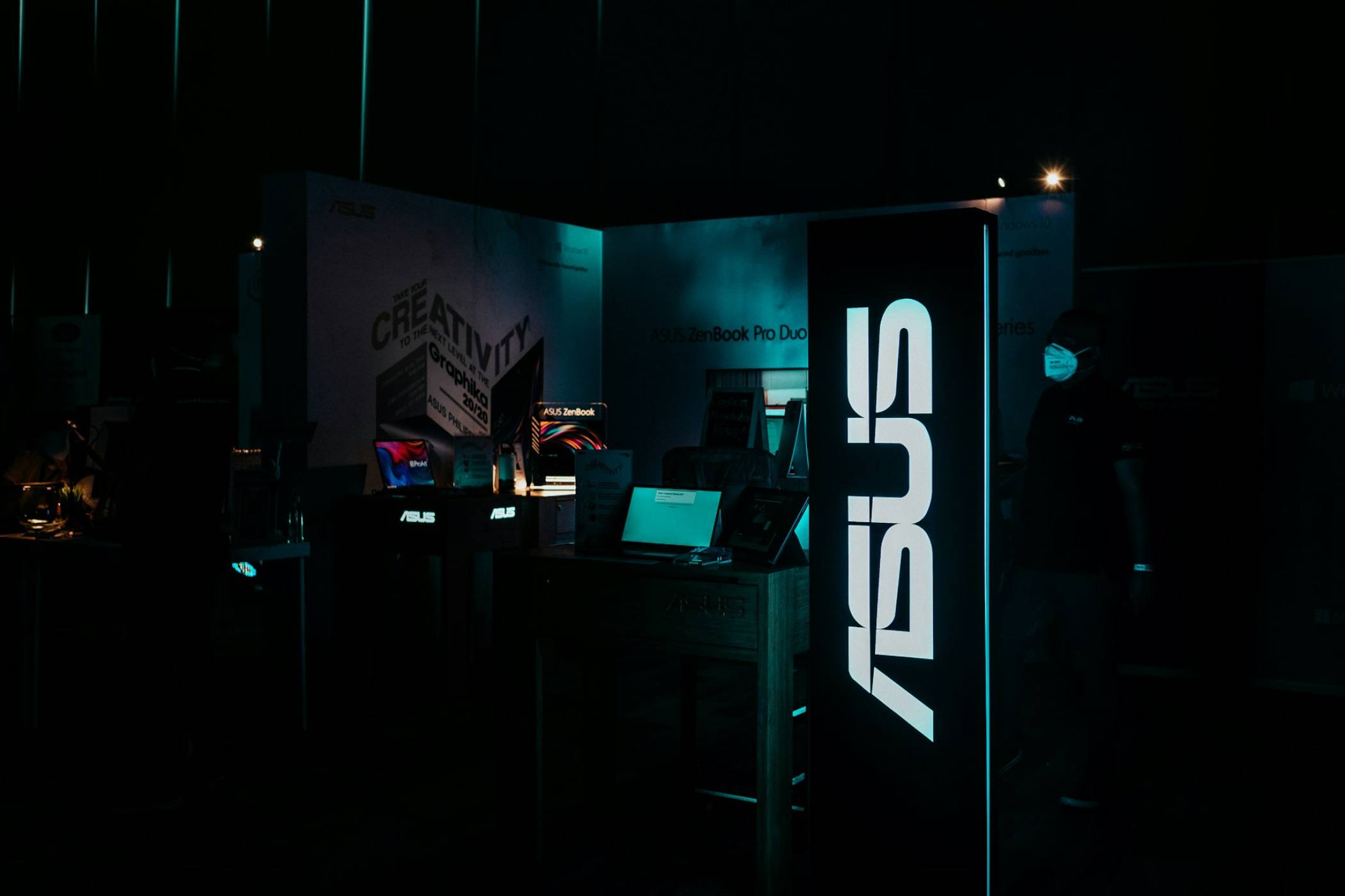 Видеокартите вече са толкова тежки, че Asus измерва промяната в позицията им, за да не се разместят  