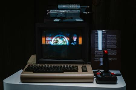Някой подкара модерен ИИ на Commodore 64 от 1982 г. и той върви точно както бихте си помислили