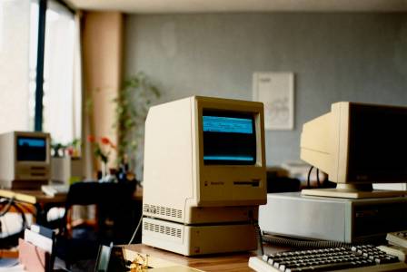 Това миниатюрно копие на Macintosh с размерите на кутийка Кола всъщност работи