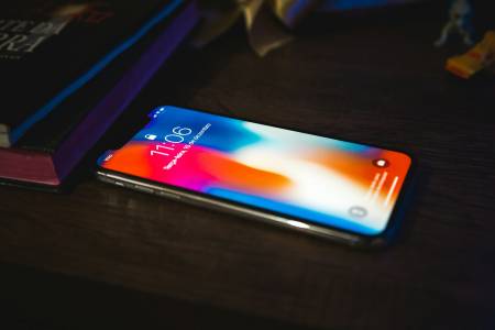 Това е скритият коз на Apple за максимално безрамков дисплей на iPhone 17