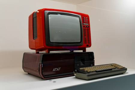 Този инженер създаде компютър Atari с размерите на пощенска марка 