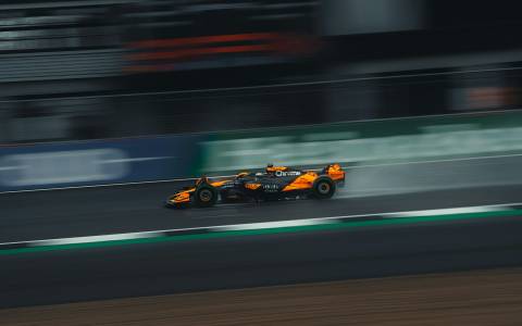 Този иновативен тактилен трейлър на филма F1 с Брад Пит пренася пистата в ръцете ви