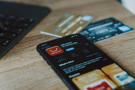 ЕС подгони AliExpress за фалшиви стоки и подвеждащи реклами в популярния онлайн магазин