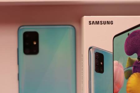 Телефоните на Samsung могат да издържат два пъти повече зареждане от тези на Apple и Google