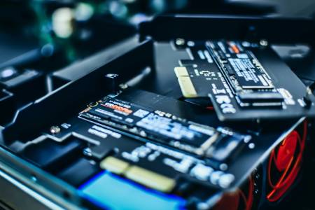 Ново ниво на сигурност: този SSD диск буквално ще се самоунищожи, ако натиснете големия червен бутон на него (ВИДЕО)