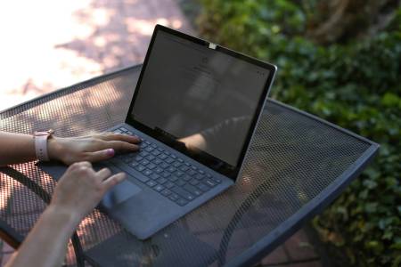 Този лаптоп на Lenovo се зарежда от слънчева светлина и премахва нуждата от зарядно, когато сте навън