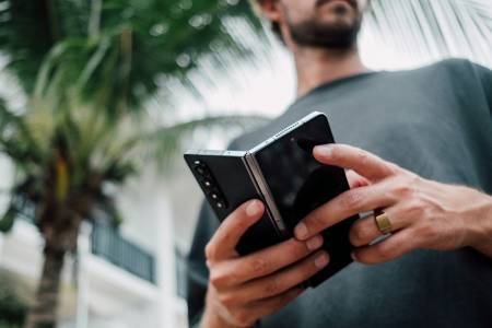 Човек с много свободно време сгъва Galaxy Z Fold 7 200 000 пъти на живо в YouTube