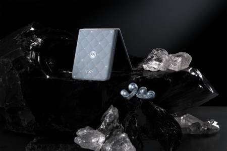 Motorola представи ексклузивните motorola razr 60 и moto buds loop, обсипани с кристали Swarovski