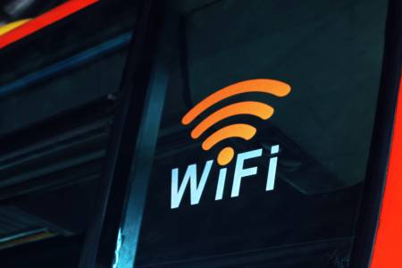 Противоречива реклама в сърцето на Лондон намеква, че Wi-Fi вреди на околната среда - и ние също сме виновни