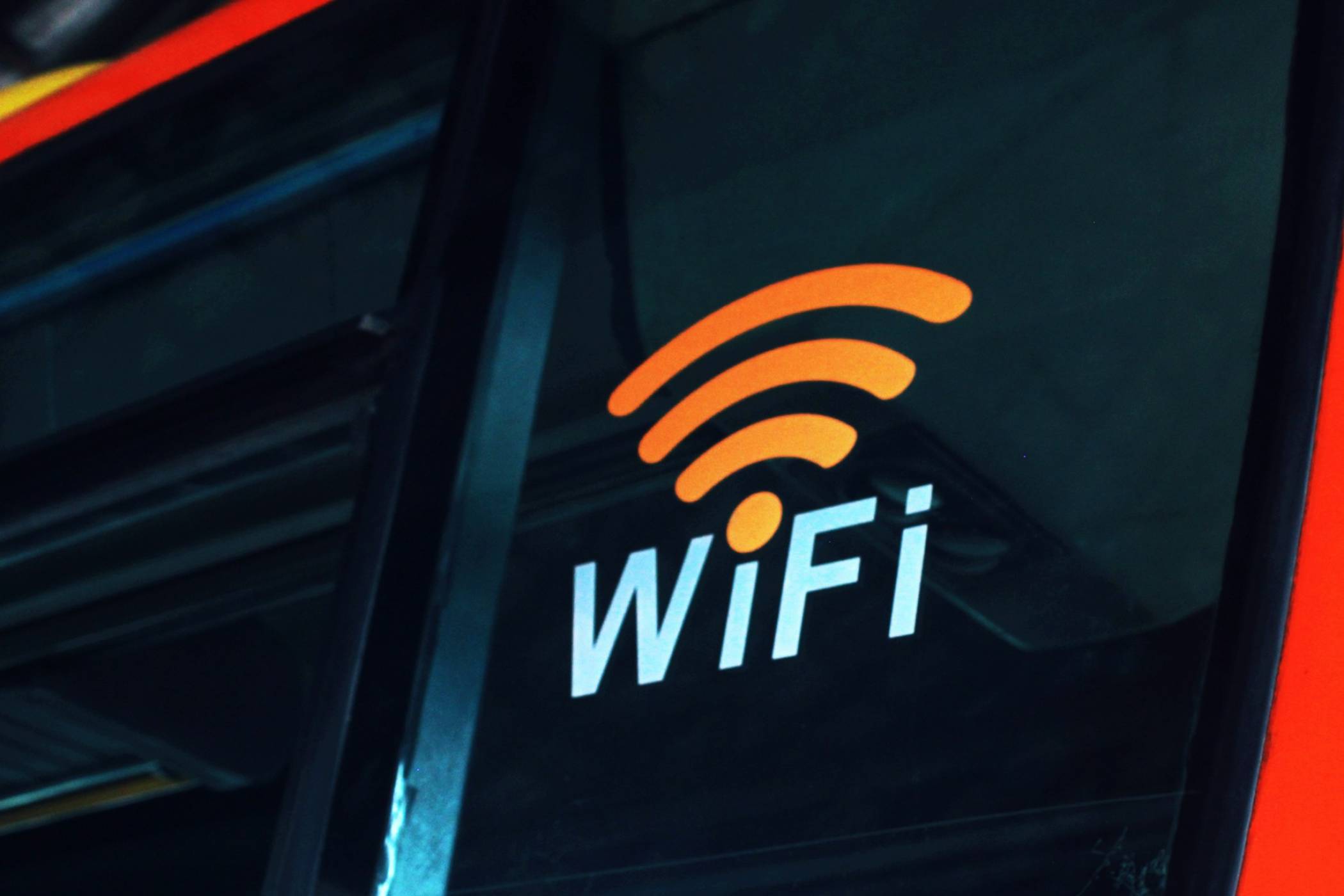 Противоречива реклама в сърцето на Лондон намеква, че Wi-Fi вреди на околната среда - и ние също сме виновни