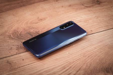 Първият стандартен телефон с 10 000mAh батерия идва от Realme и всъщност не е особено обемист