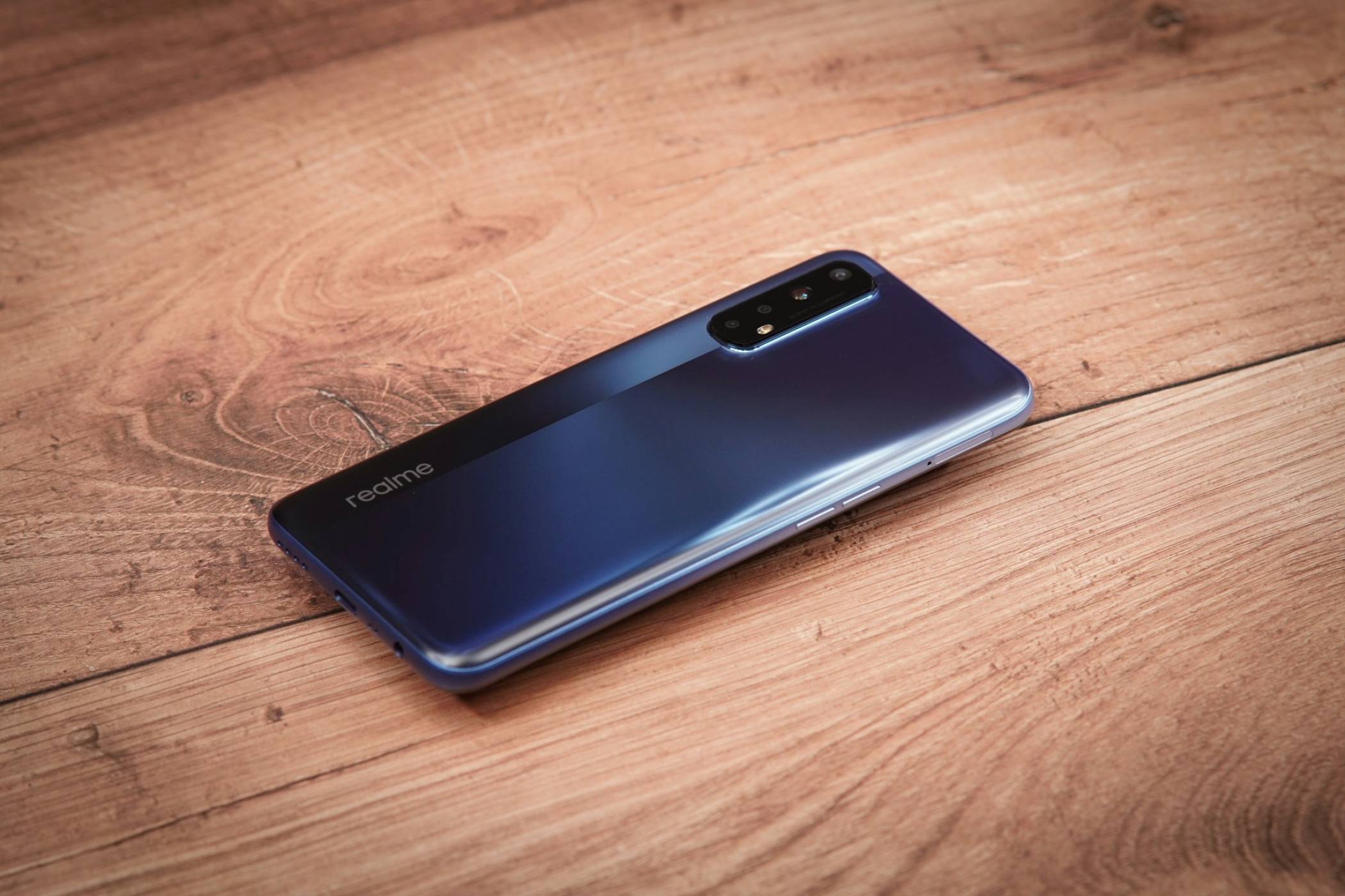 Първият стандартен телефон с 10 000mAh батерия идва от Realme и всъщност не е особено обемист