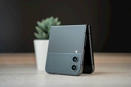 Ентусиаст създаде иновативен телефон от счупен Z Flip 5 и BlackBerry клавиатура (ВИДЕО)