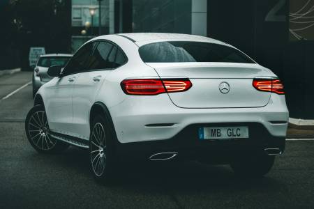 Mercedes GLC скри топката на BMW iX3 и Model Y, като извади батерията