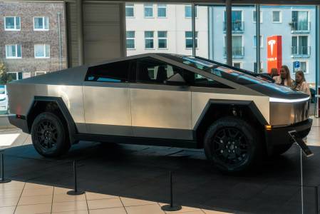Tesla спира производството на най-евтиния Cybertruck, защото никой не го иска