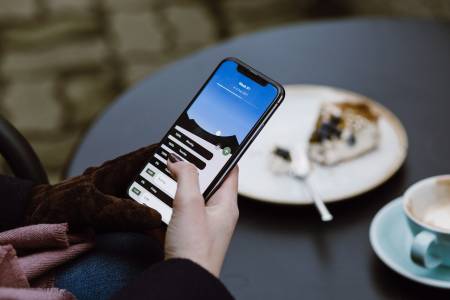 Дизайнът на iPhone 18 Pro не подсказва промени, но стандартният iPhone 18 може да се забави