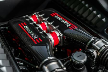 Това хибридно Ferrari полетя с рекордна скорост по пистата на самолетоносач (ВИДЕО)