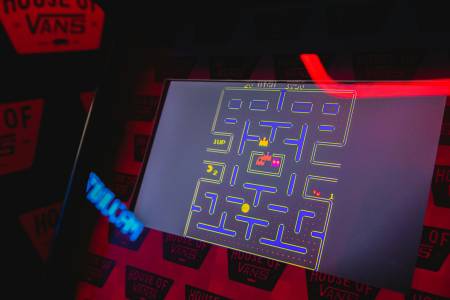 Само за 99 долара: емблематичната ретро конзола Vectrex се връща към живот с OLED дисплей и безжичен контролер