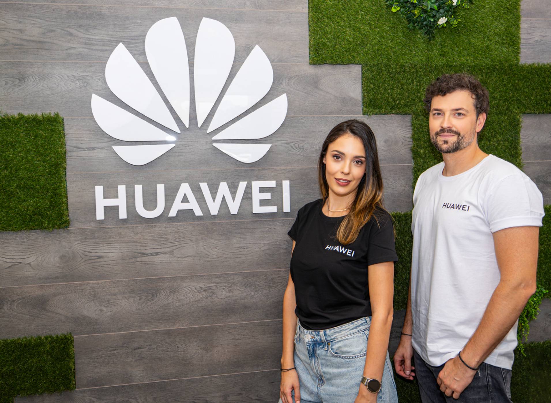 В сервизния център на HUAWEI Евелин Костова и Владимир Зомбори отново решават житейски драми и спасяват съдби