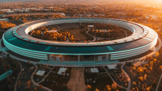 Рокади в Apple: Наследникът на Тим Кук и най-значителните промени в компанията от десетилетие
