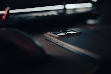 Хибридно решение за всички? HMD Touch 4G е на границата между умния и обикновения телефон
