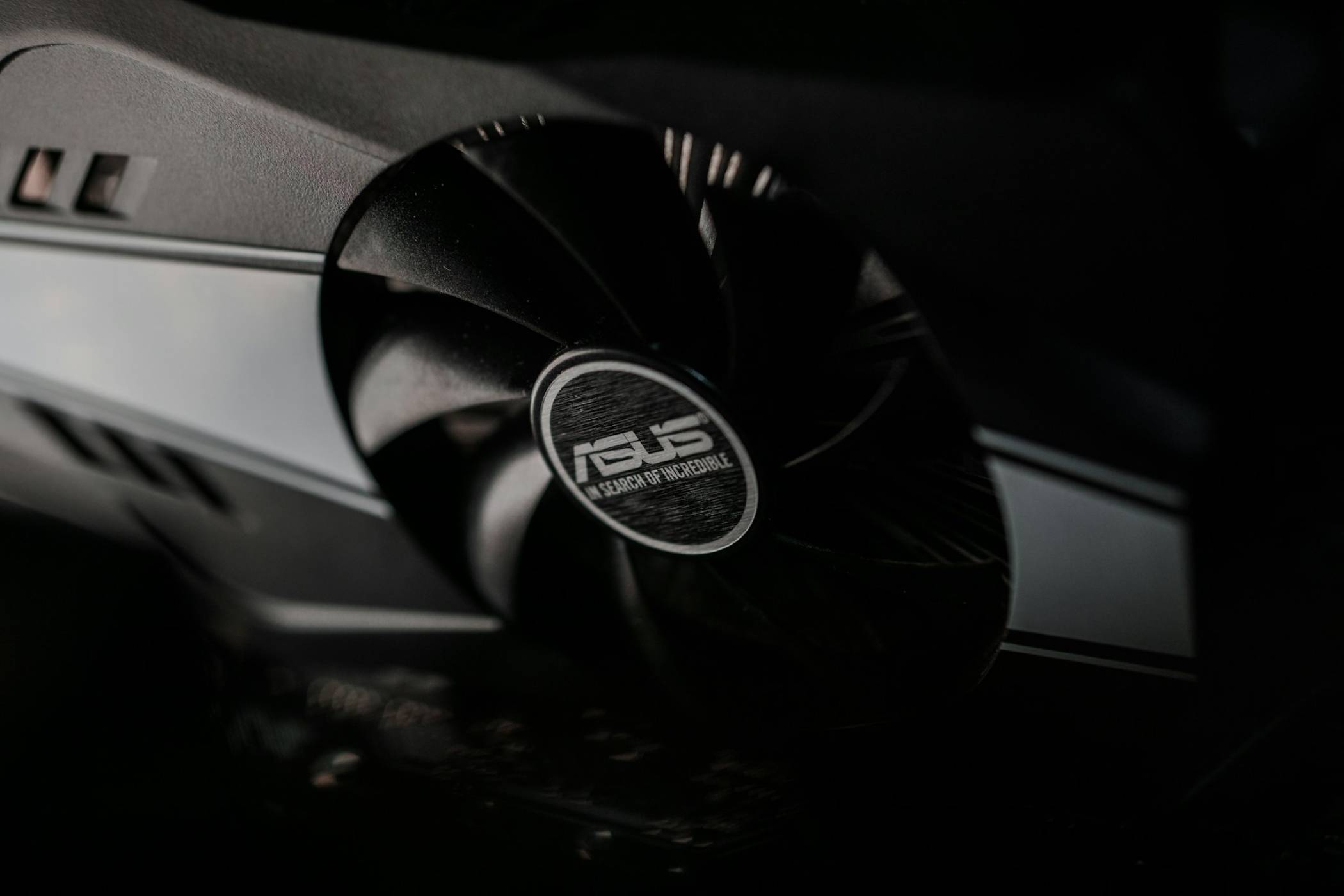Asus повдигна завесата над изработката на златната ROG Astral RTX 5090D, която струва 500 000 долара
