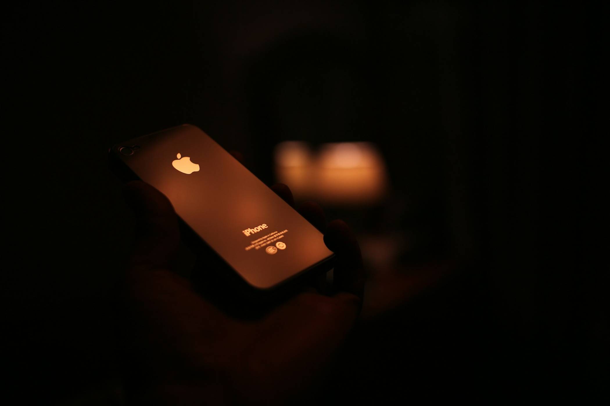 Титанова и алуминиева рамка ще се грижат за здравината на сгъваемият iPhone 