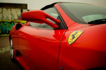 Висока скорост, шум и дизайн от Джони Айв: Първото е-Ferrari е близо до шосето