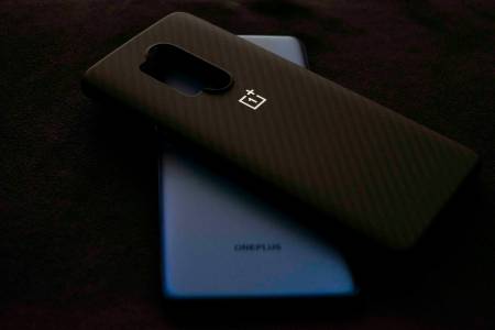 OnePlus 15 е първият смартфон с 165 Hz дисплей и яркост, която може да падне до един нит 
