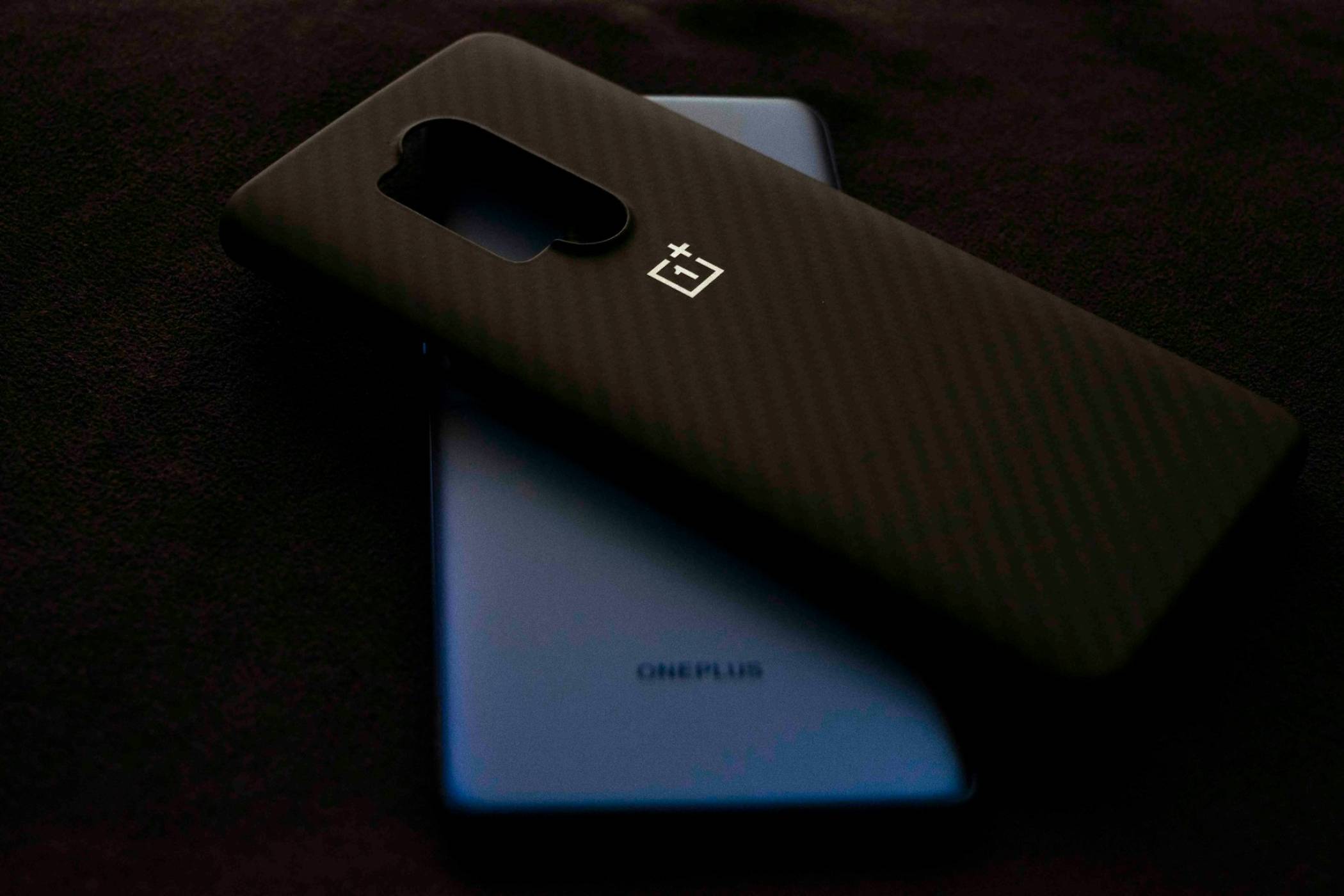 OnePlus 15 е първият смартфон с 165 Hz дисплей и яркост, която може да падне до един нит 