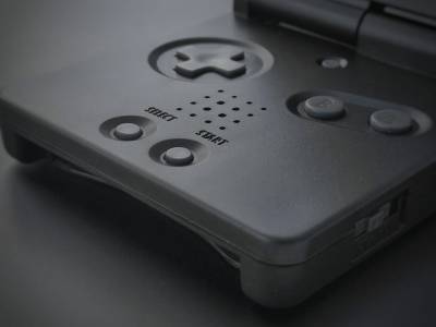 Този Game Boy Advance, направен от фен, има батерия за повече от две седмици... стига да имате силни ръце да го държите