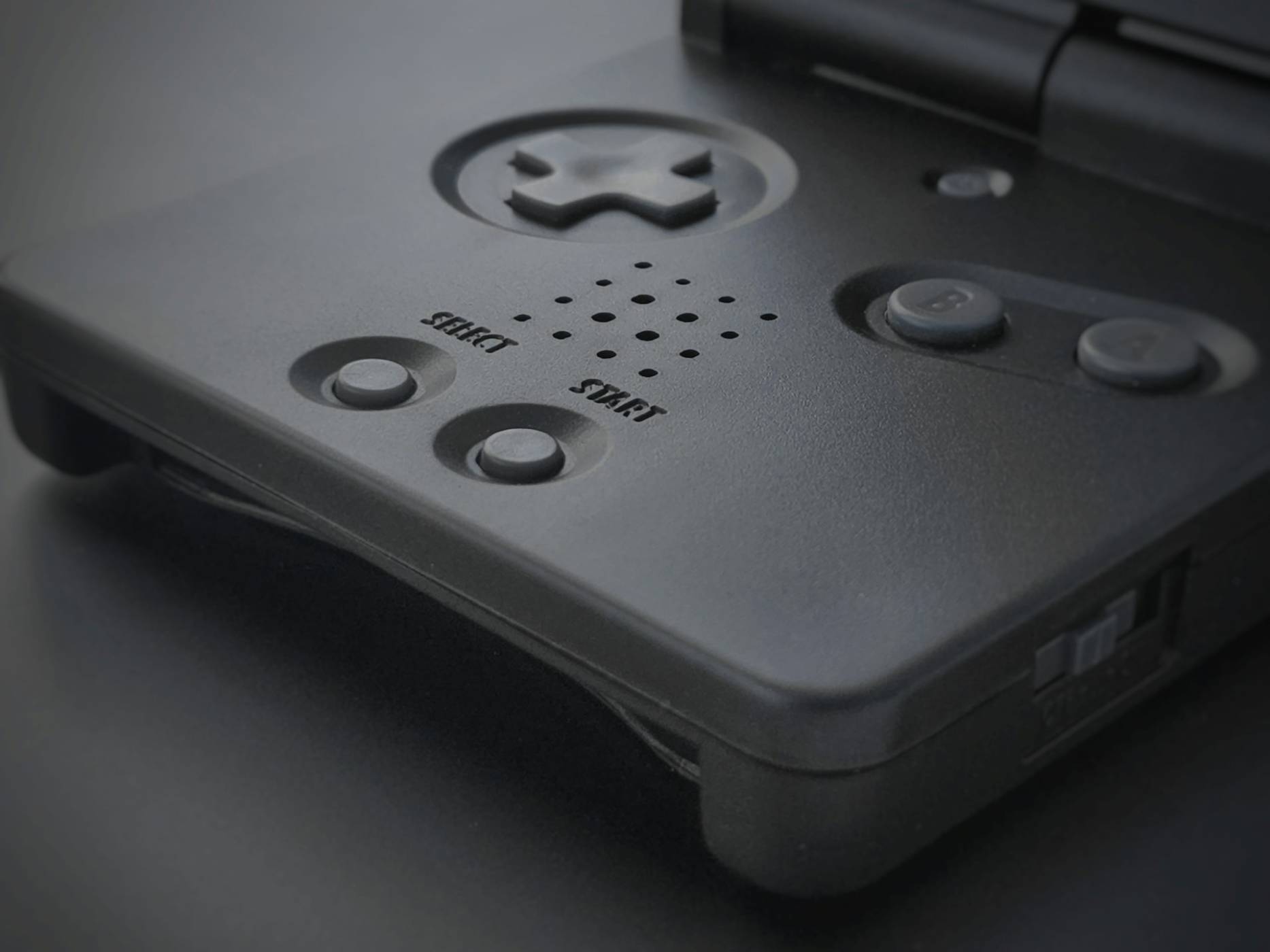 Този Game Boy Advance, направен от фен, има батерия за повече от две седмици... стига да имате силни ръце да го държите