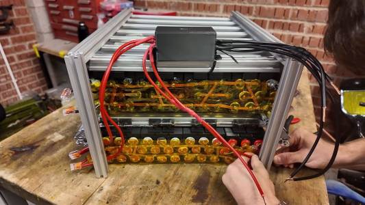 500 използвани е-цигари намериха ново призвание в сръчни ръце: домашна батерия (ВИДЕО)