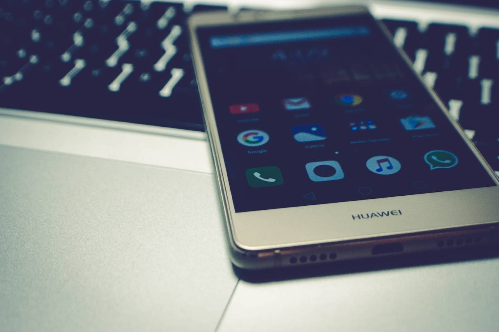 Флагманите Huawei Mate 80 обещават да забравите за зарядното благодарение на нов софтуерен режим