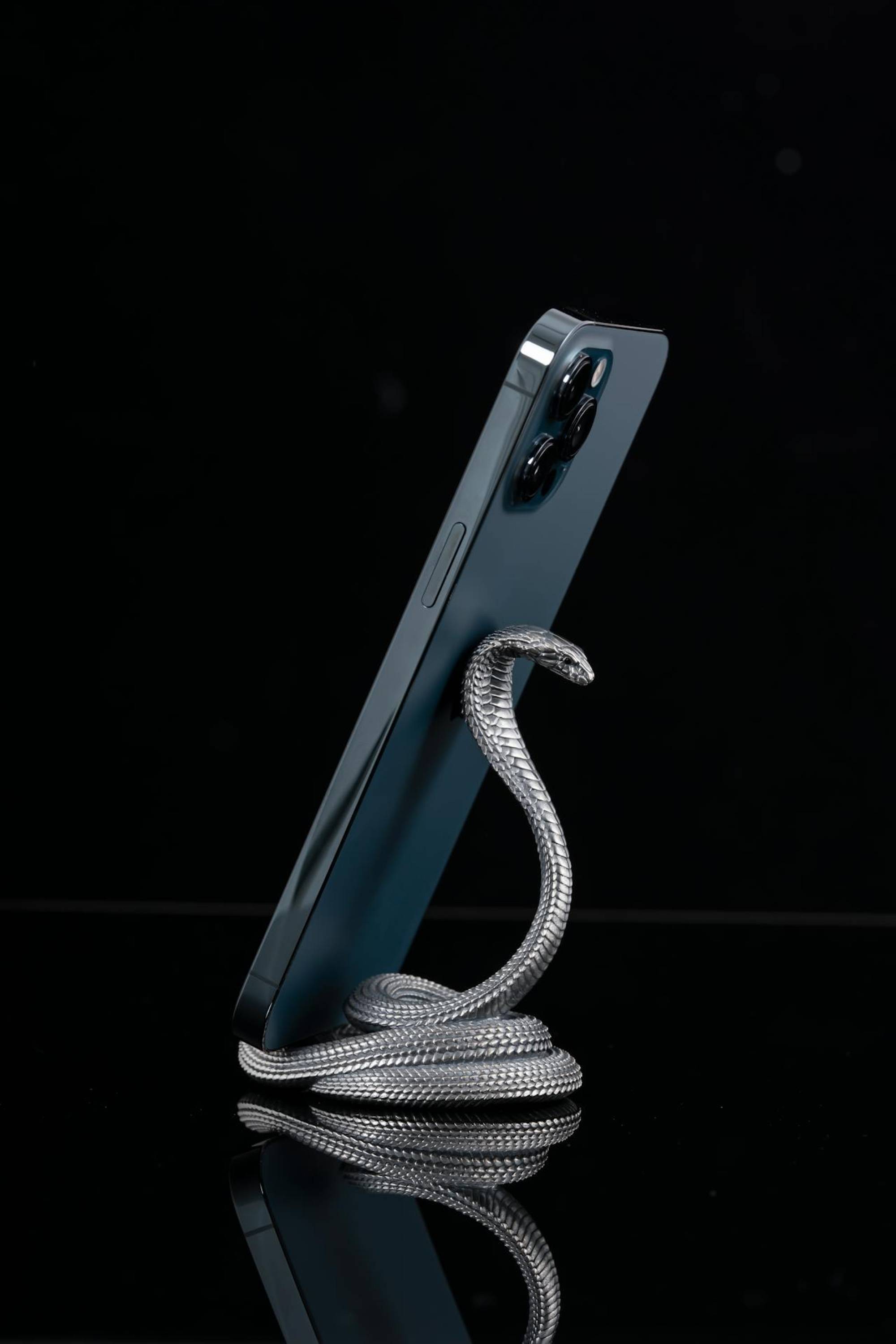 Тази стойка за iPhone е поредното доказателство за това, че Apple може да продаде всичко, свързано с телефона си