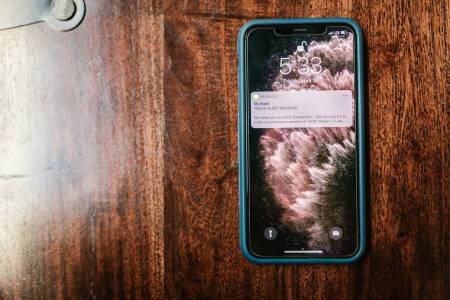 Дисплеят на юбилейния iPhone през 2027 г.: шедьовър, който ще затрудни производителите